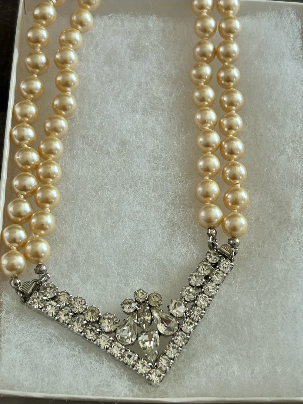 Elegant Pearl & Crystal V-Shaped Statement Necklace - Champagne Pearls